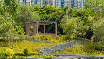 山頂涼亭地勢較高，可俯瞰廣闊的公園景色。涼亭以細條木格圍繞，營造出舒適的環境，可供休憩和沉思。